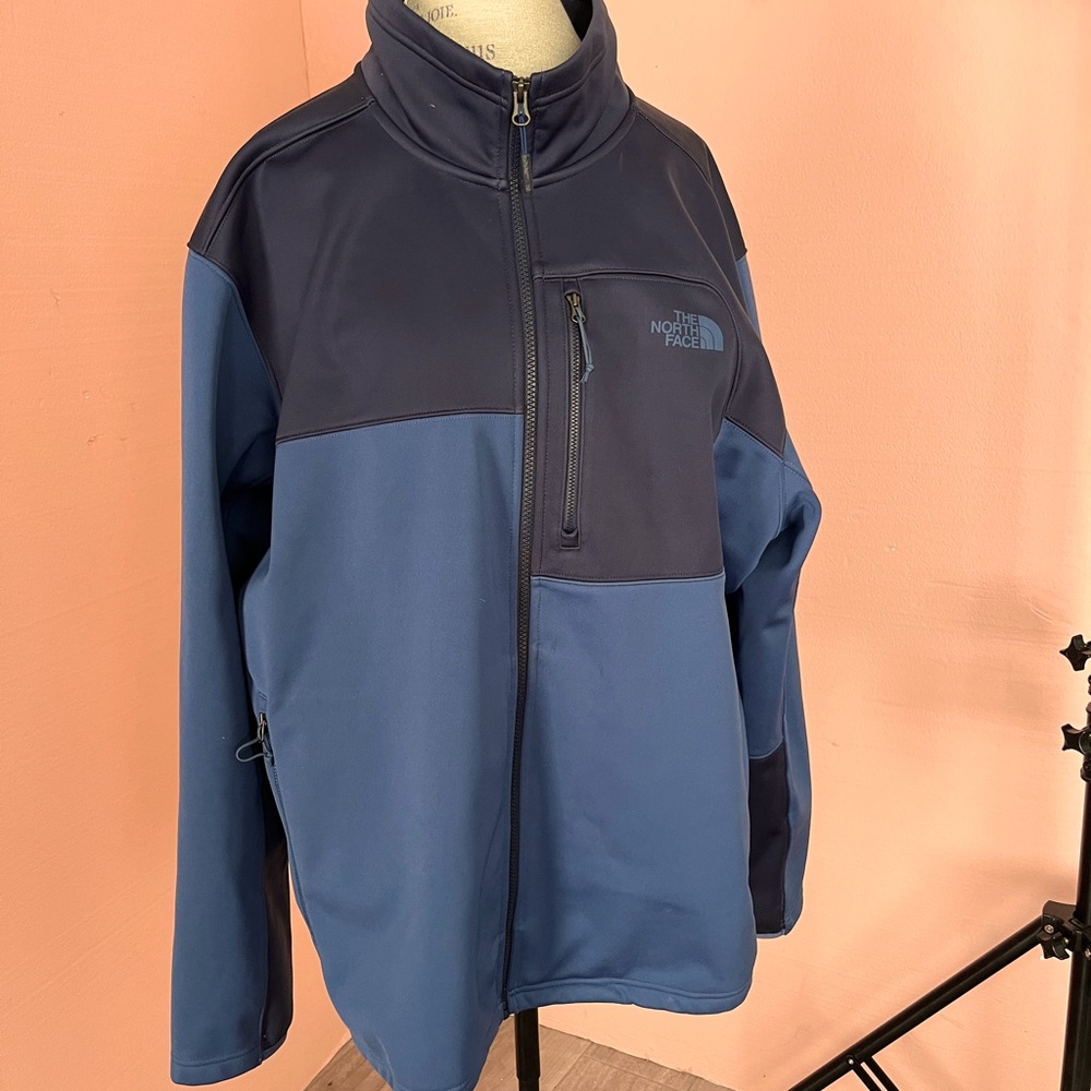 The North Face navy and blue windfall sip jacket in great used condition